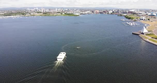 Båt Som Går Förbi Cardiff Bay Flygande Långsamma Dolly Framåt — Stockvideo