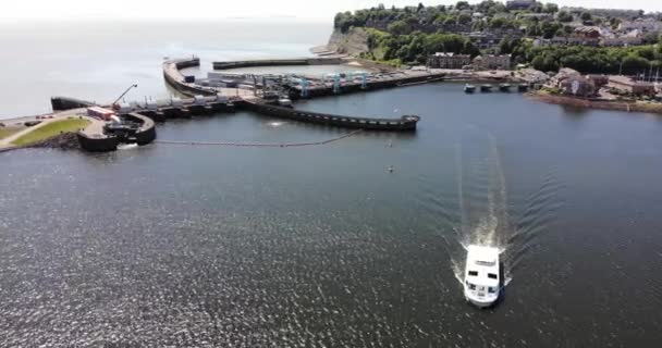 Flygfoto Över Cardiff Bay Barrage Med Båt Lämnar — Stockvideo