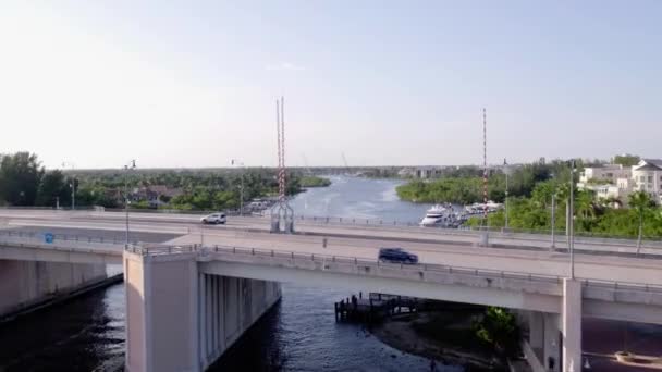 Vista Aérea Dron Sobre Puente Que Revela Kayaks Los Canales — Vídeos de Stock