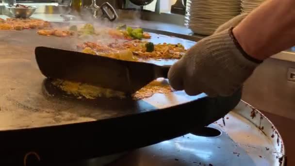 Close Chef Mexer Macarrão Legumes Frutos Mar Com Espátulas Grande — Vídeo de Stock