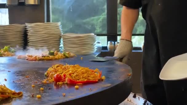 Großaufnahme Von Chef Plating Grill Fry Von Einem Großen Herd — Stockvideo