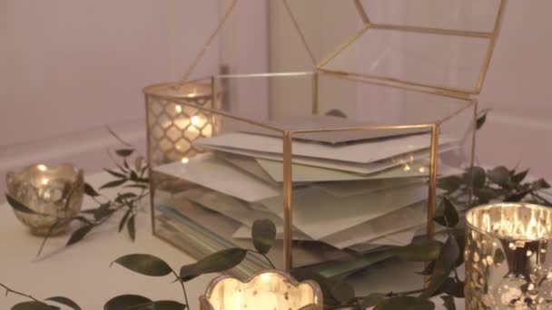Elegantní zlaté lemované skleněné karty držák a svíčky na svatební hostině.