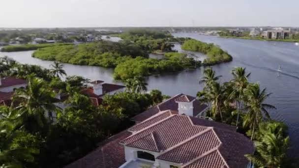 Letecký Pohled Kolem Vily Odhalující Motorový Člun Kanálech Miami Kroužící — Stock video