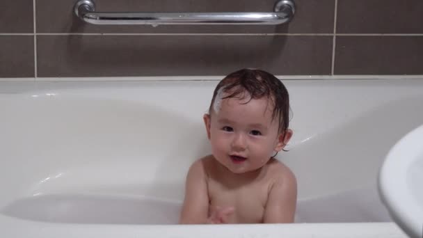 Gemischt Asiatisch Kleinkind Baby Mädchen Clapping Hände Während Baden Ein — Stockvideo