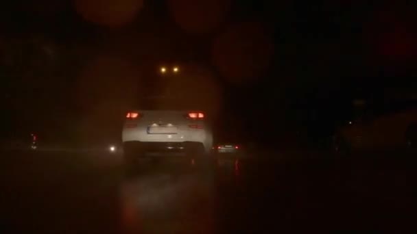 Lassú Mozgás Egy Esős Éjszakai Vezetés Autóval Követi Egy Másik — Stock videók