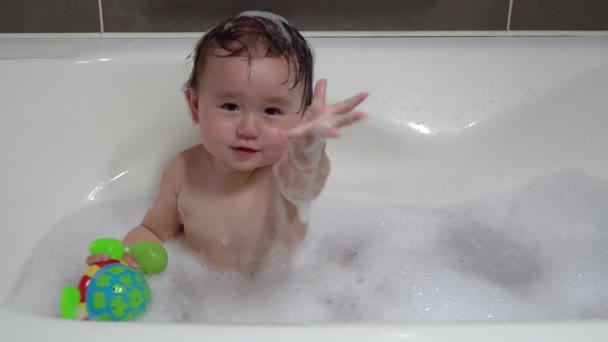 16个月大的乌克兰裔韩国小孩 在浴缸里玩泡沫游戏 — 图库视频影像