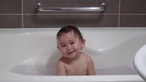 유쾌하게 Asian Toddler 안에서 목욕하면서 미소를 — 비디오