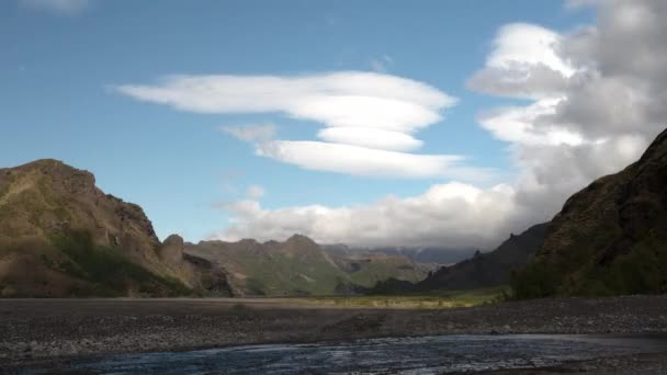 Timelaps Van Een Vallei Met Auto Die Een Rivier Oversteken — Stockvideo