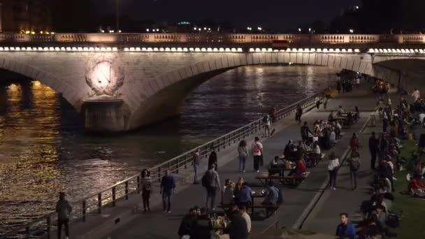 Paris Night Locals Tourists Hang Out Seine Pont Change — 비디오