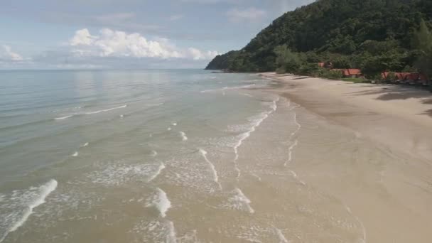 Tiro Avión Tripulado Bajo Ángulo Playa Tropical Con Hombre Corriendo — Vídeos de Stock