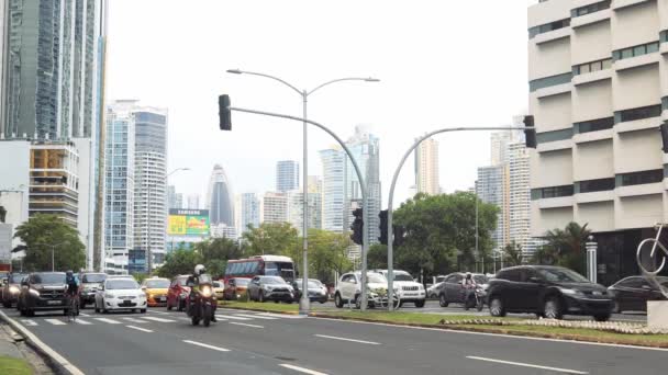 Muitos Veículos Atravessando Ruas Cidade Panamá Com Muitos Edifícios Grandes — Vídeo de Stock
