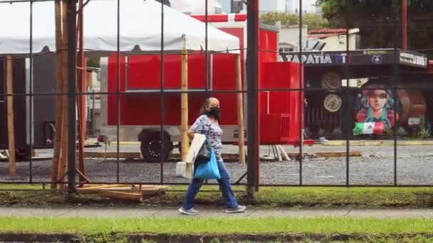 Женщина Тротуаре Маске Пандемия Covid Панама Сити Панама — стоковое видео