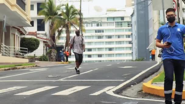 巴拿马城Covid 19大流行病 人们戴着口罩走在街上 — 图库视频影像