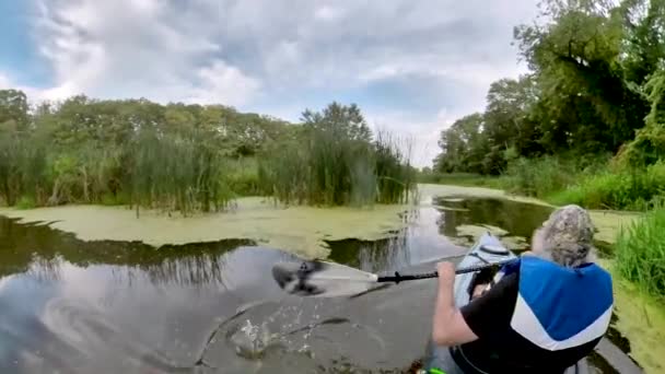 Kajakfahren Vom Offenen Wasser Zum Engen Unbekannten — Stockvideo