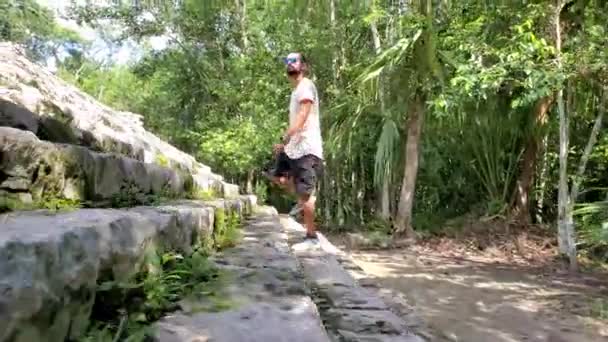 Homem Feliz Andando Pirâmide Maia Cultura Maia Zona Arqueológica México — Vídeo de Stock