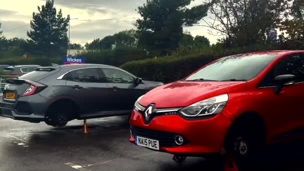 Dois Carros Têm Rodas Liga Roubadas Rodas Cortadas Parque Estacionamento — Vídeo de Stock