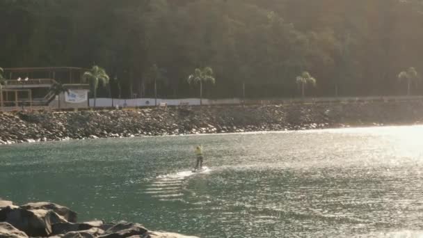 一名划艇手正在巴拿马湾周围享受他每天早上的例行划桨运动 美丽的晨光反射在平静的水面上 巴拿马城 — 图库视频影像