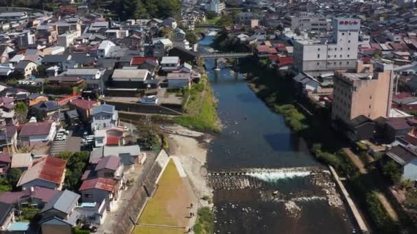 Gujo Hachiman Inclinaison Aérienne Révélant Rivière Ville Château Sur Colline — Video