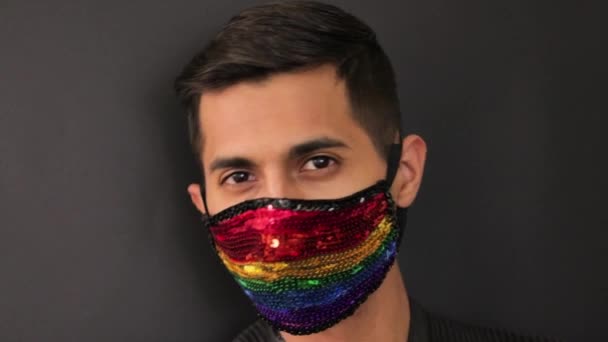 Een Latijns Amerikaans Model Met Een Regenboog Lovertjes Masker Lgbt — Stockvideo