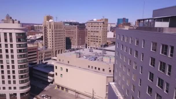 晴れた日に ミシガン州グランド ラピッズのスカイラインの上昇する空中パン — ストック動画
