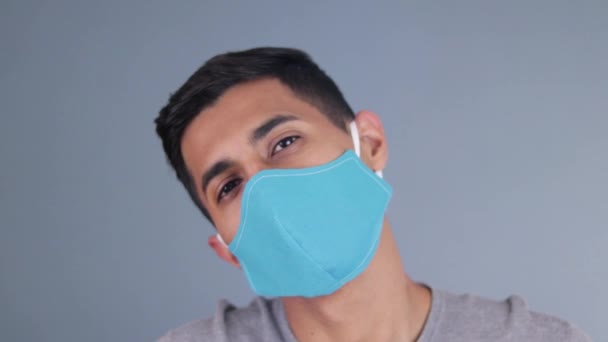 Covid Salgınında Yüz Maskesi Takan Yakışıklı Bir Spanyol Manken Yeni — Stok video