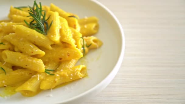 Penne Pasta Met Boternoot Pompoen Romige Saus Rozemarijn — Stockvideo