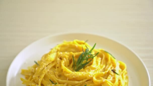 Fettuccine Spaghetti Pasta Con Salsa Cremosa Zucca Burro — Video Stock