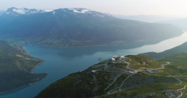 Loen Skylift Gondel Station Top Van Berg Zonsondergang Gloeien Antenne — Stockvideo