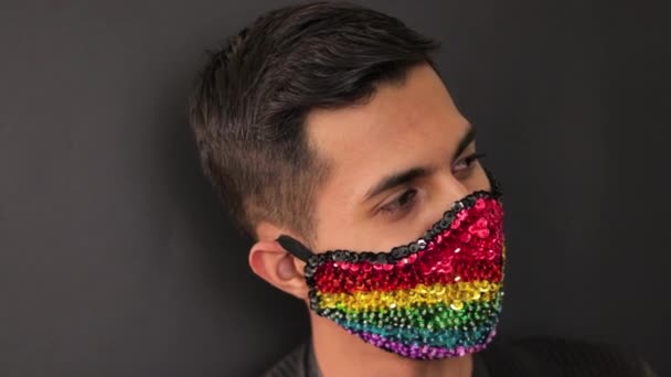 Latijn Model Met Een Regenboog Lovertjes Masker Lgbt Trots Homo — Stockvideo
