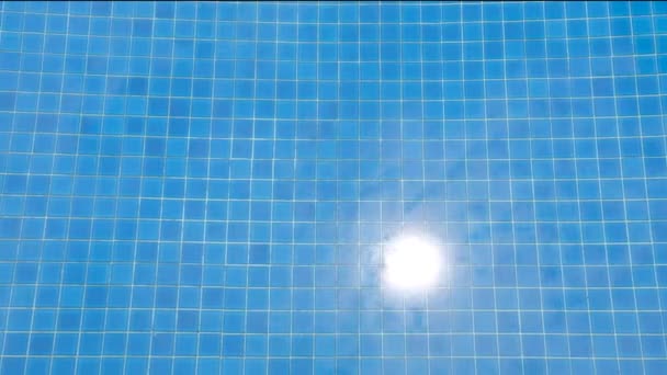 Reflexion Von Sonne Und Wolken Einem Schwimmbad Mit Kristallklarem Wasser — Stockvideo