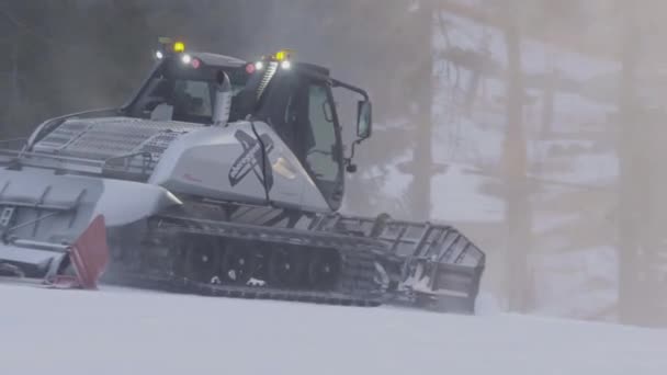 Ruční Záběr Sněžného Kocoura Nebo Sněhuláka Připravuje Svah Další Den — Stock video