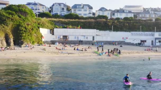 Zajęcia Szkoły Surfingowej Wybrzeżu Marazion Anglia — Wideo stockowe