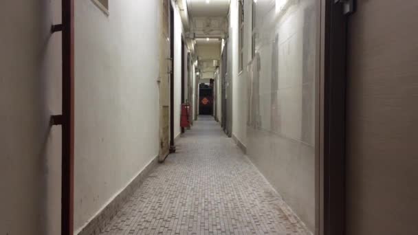 Prázdná chodba mezi pokoji Uvnitř Tichý hotel v Hong Kongu. statické