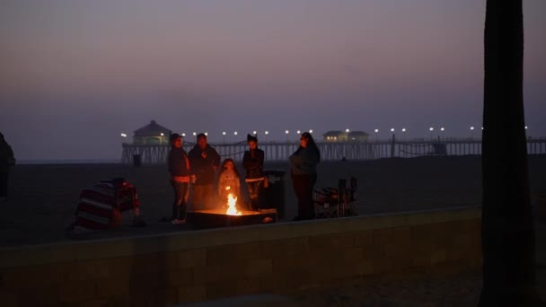 Přátelé Shromáždili Kolem Ohniště Západu Slunce Huntingtonské Pláži Kalifornii Zpomaleno — Stock video