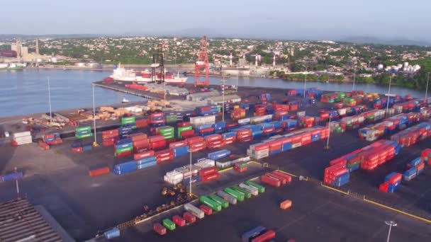 多米尼加共和国海纳海峡商业港口有许多集装箱和起重机 空中前方 — 图库视频影像