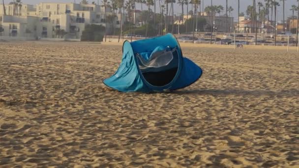 Pop Unterkünfte Werden Kalifornien Über Den Strand Geweht Auf Vierteltempo — Stockvideo
