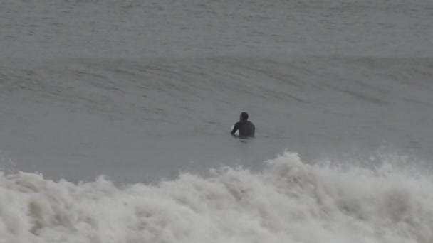 Sörfçüler Scarborough Yorkshire Ngiltere Dalgalara Binmek Için Kürek Çekerler — Stok video