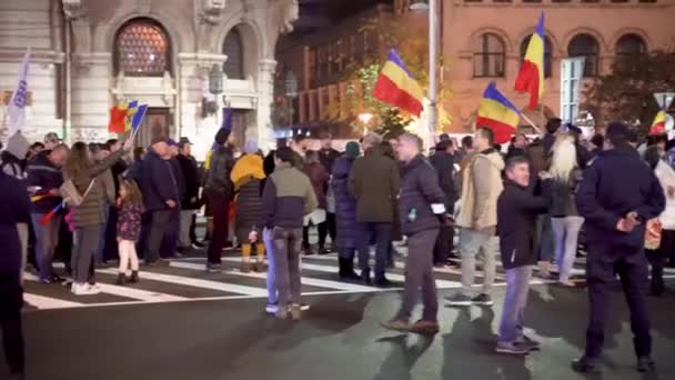 Толпа Румын Протестует Против Правительства Зеленых Паспортов Центре Внимания Стойки — стоковое видео