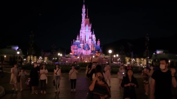 Visitors Take Photos Walk Park American Amusement Park Disneyland Resort — Stock Video