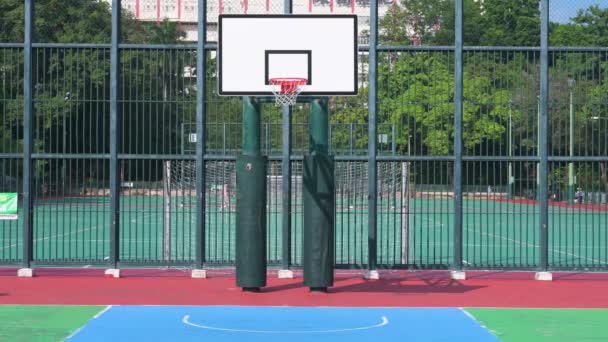 Ein Leerer Bunter Basketballplatz Auf Einem Spielplatz Hongkong — Stockvideo