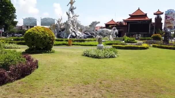 Slavný Kůň Bali Socha Mezinárodního Letiště Ngurah Rai Během Dne — Stock video