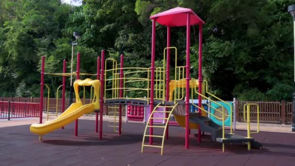 Eine Leere Gelbe Rutsche Auf Einem Kinderspielplatz Einem Park Hongkong — Stockvideo