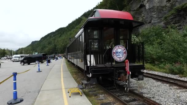 White Pass Yukon Trasa Pociąg Kolejowy Zajezdni Stacja Zabytkowym Mieście — Wideo stockowe