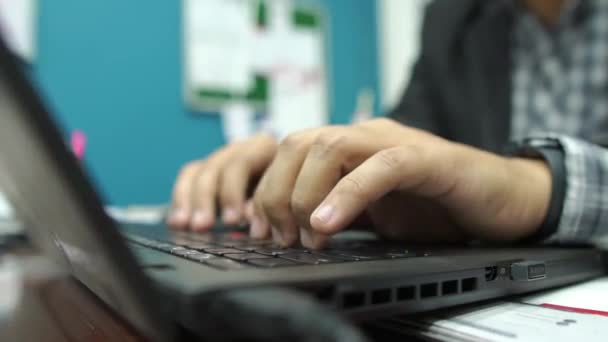 Maestros Masculinos Manos Escribiendo Teclado Del Ordenador Portátil Ángulo Bajo — Vídeo de stock