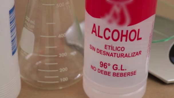 化学実験室の物と道具 アルコール エルレンマイヤーのフラスコとスケール — ストック動画