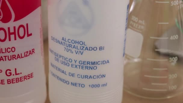 化学的东西 酒精和艾伦迈耶烧瓶 — 图库视频影像