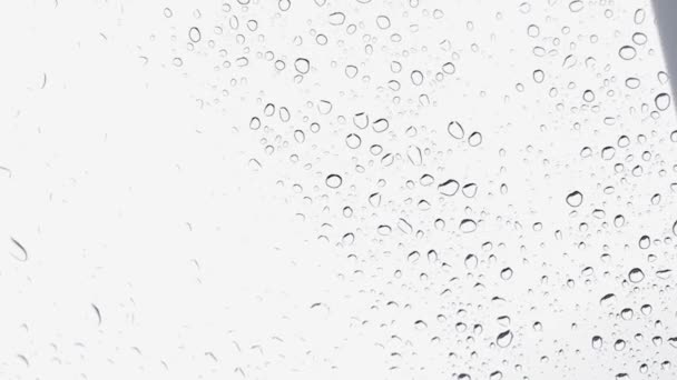 水滴落在汽车玻璃上 雨落在窗户上 — 图库视频影像