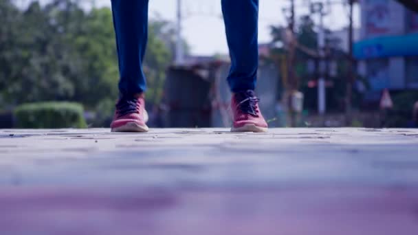 Schattig Actief Afrikaans Kind Meisje Kopiëren Imiteren Vader Doen Gymnastiek — Stockvideo