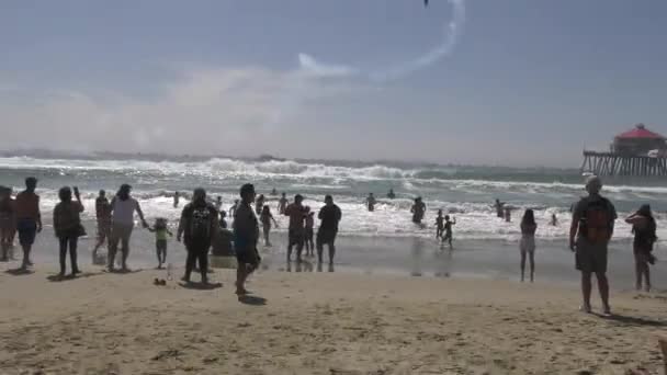 Flugzeug Fliegt Über Lokalen Strand — Stockvideo