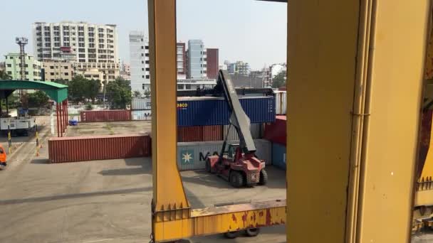 Llegue Stacker Levantando Contenedor Moviéndolo Dhaka Inland Container Depot Moción — Vídeo de stock